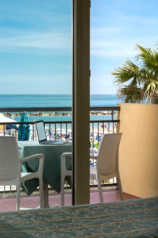 Hotel Belsoggiorno Cattolica Exterior foto